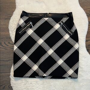 White House Black Market Black and White Plaid Women's Skirt, size 4